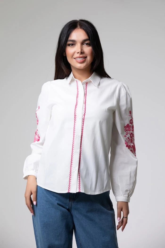 قميص بأكمام طويلة مع تطريز