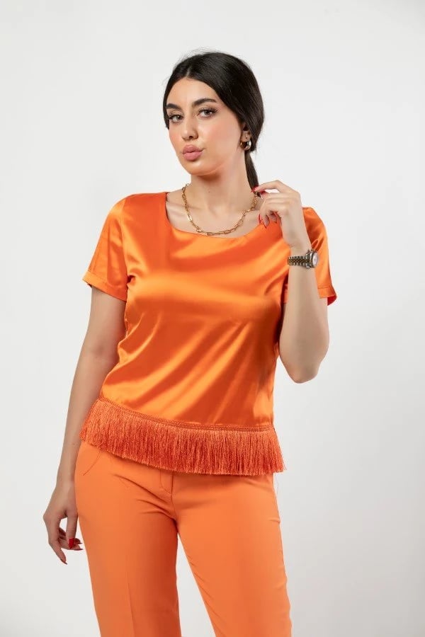 توب كريب ساتان بأكمام قصيرة
